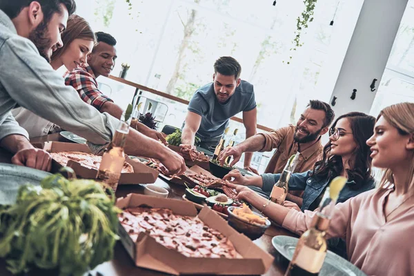 Junge Leute Freizeitkleidung Essen Und Lächeln Bei Einer Dinnerparty — Stockfoto