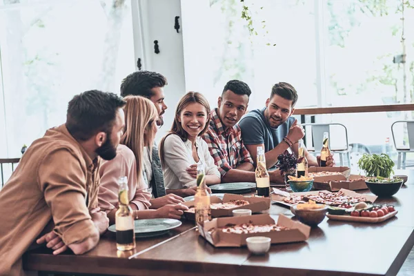 Belos Jovens Amigos Conversando Jantar Restaurante Com Pizza Cerveja — Fotografia de Stock