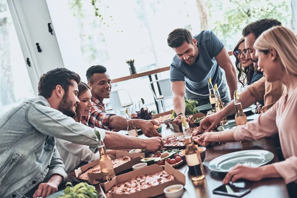 Glückliche Junge Freunde Freizeitkleidung Essen Und Lächeln Bei Einer Dinnerparty — Stockfoto