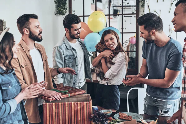 Glad Ung Kvinna Hålla Yorkshire Terrier Valpar Och Leende Födelsedagsfest — Stockfoto