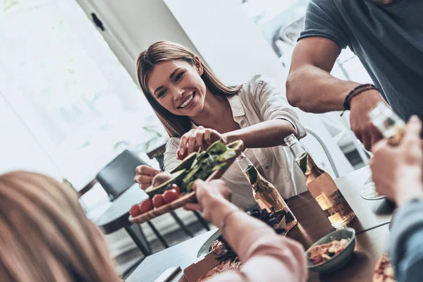 Sonriente Rubia Mujer Tomando Verduras Plato — Foto de Stock