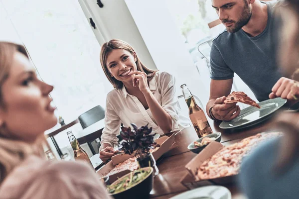 Hermosos Jóvenes Ropa Casual Hablando Sonriendo Mientras Hacen Una Cena —  Fotos de Stock