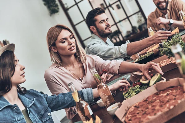 Jóvenes Con Ropa Casual Comiendo Sonriendo Mientras Comen Pizza —  Fotos de Stock