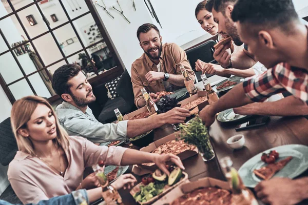 Grupo Jovens Roupas Casuais Comendo Pizza Sorrindo Enquanto Jantam Casa — Fotografia de Stock