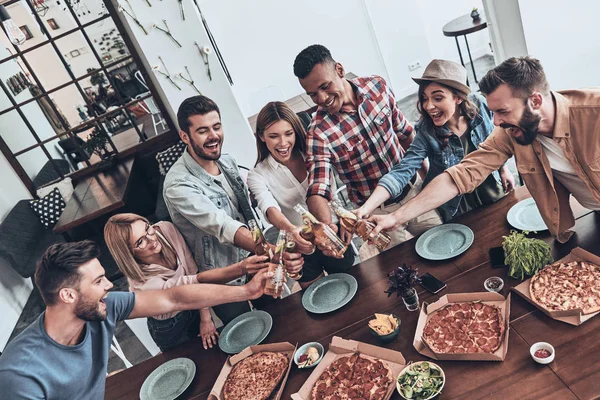 Vue Dessus Des Jeunes Tenue Décontractée Toastant Souriant Tout Ayant — Photo