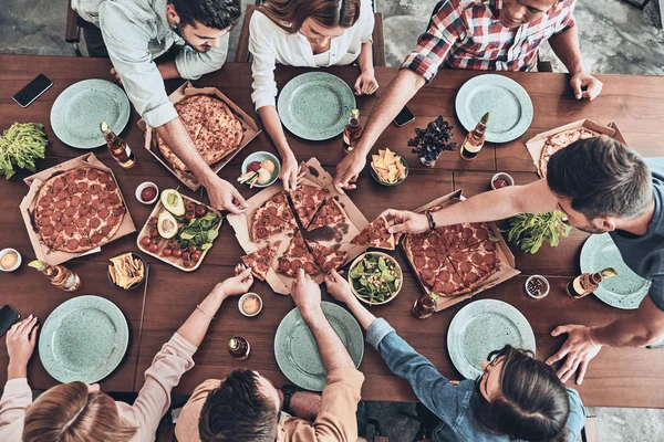 Vue Dessus Des Personnes Cueillant Des Tranches Pizza Tout Ayant — Photo