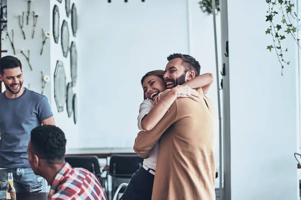 Gente Feliz Celebrando Cumpleaños Mujer Sonriente Abrazando Hombre — Foto de Stock