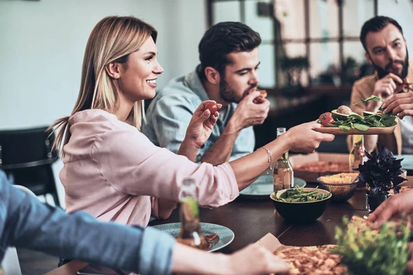 Hungrige Menschen Freizeitkleidung Essen Pizza Tisch — Stockfoto