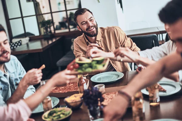 Sorrindo Pessoas Comendo Mesa — Fotografia de Stock