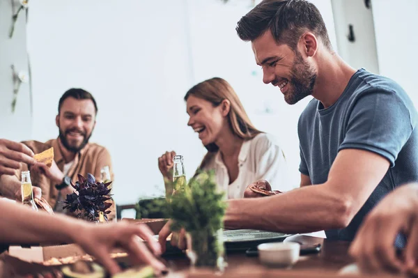 Amigos Felices Ropa Casual Comiendo Sonriendo Mesa — Foto de Stock