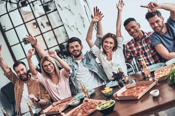 Jovens Felizes Desgaste Casual Gesticulando Com Mãos Levantadas Sorrindo Jantar — Fotografia de Stock