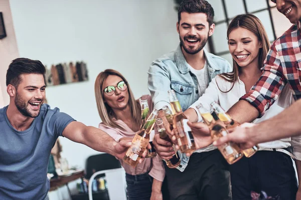 Elegantes Amigos Brindando Entre Con Botellas Cerveza Mientras Tienen Fiesta —  Fotos de Stock