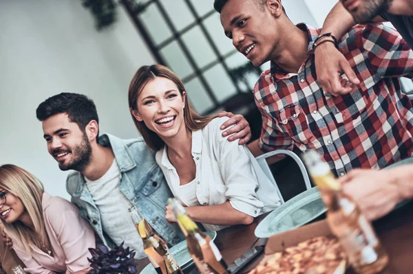 Personas Felices Ropa Casual Comunicándose Sonriendo Mientras Cenan Mesa —  Fotos de Stock