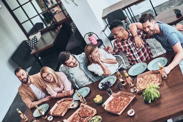 Jovens Uso Casual Conversando Sorrindo Enquanto Jantam Restaurante Mesa Com — Fotografia de Stock