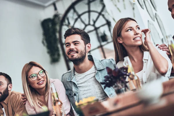 Gruppe Junger Leute Freizeitkleidung Kommuniziert Und Lächelt Während Sie Tisch — Stockfoto