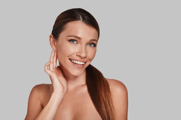 Feliz Sorrindo Jovem Mulher Olhando Para Câmera Tocando Rosto Estúdio — Fotografia de Stock