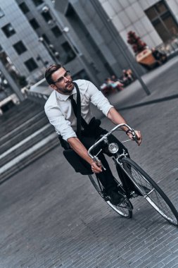 yakışıklı genç beyaz yakalı işçi binicilik bisiklet City 