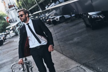 Tam takım onun bisiklet açık havada yürürken çekerek yakışıklı genç adam