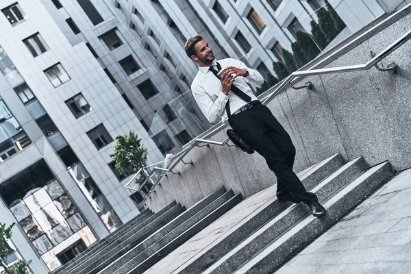 Trabajador Cuello Blanco Bajando Las Escaleras Edificio Oficinas Ajustando Corbata —  Fotos de Stock