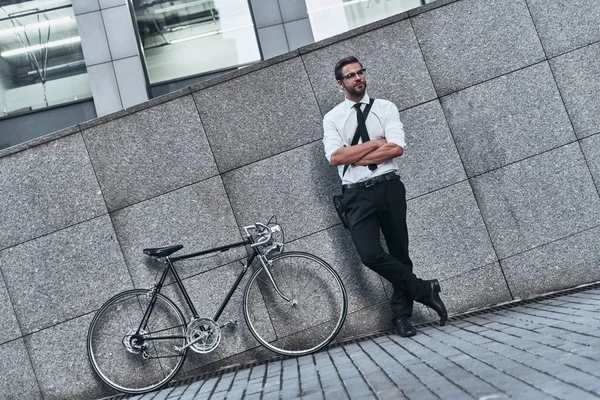 Empresário Bicicleta Com Braços Cruzados — Fotografia de Stock