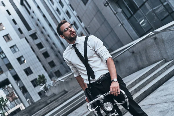 Joven Guapo Pie Edificio Oficinas Con Bicicleta —  Fotos de Stock