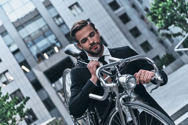 Knappe Zakenman Fiets Tijdens Het Lopen Trap Voeren — Stockfoto