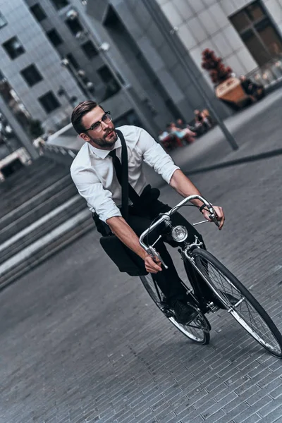Красивый Молодой Белый Воротничок Велосипеде Городе — стоковое фото