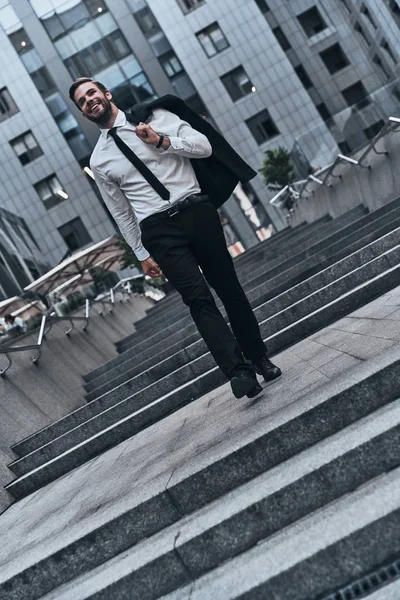 自信を持って ハンサム 事務所ビルの階段の上を歩いて若い男の完全な長さ — ストック写真