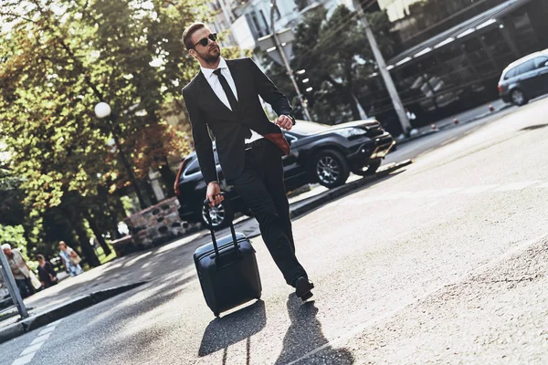 都市の通り旅行の荷物で歩くスーツのビジネスマン — ストック写真