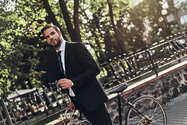 Empresário Atencioso Olhando Para Longe Enquanto Caminhava Livre Com Bicicleta — Fotografia de Stock