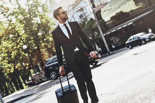 Homem Negócios Terno Andando Rua Cidade Com Bagagem Viagem — Fotografia de Stock