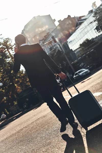 Achteraanzicht Van Zakenman Pak Lopen Stad Straat Met Bagage Van — Stockfoto