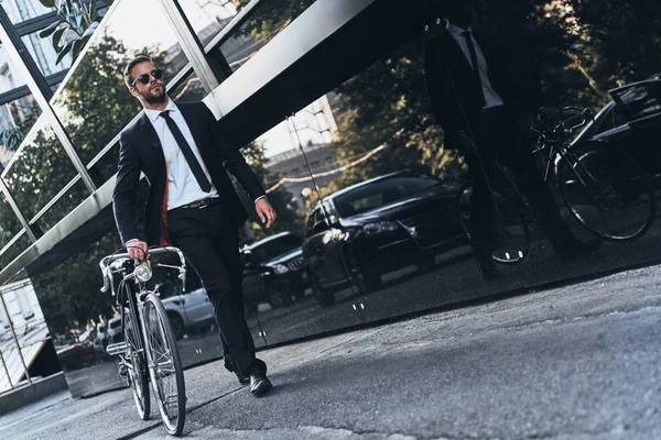 Полная Длина Красивый Молодой Человек Полном Костюме Тянет Велосипед Время — стоковое фото