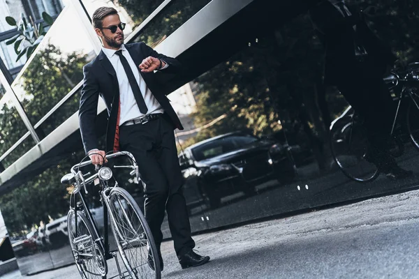 Pleine Longueur Beau Jeune Homme Costume Complet Tirant Son Vélo — Photo