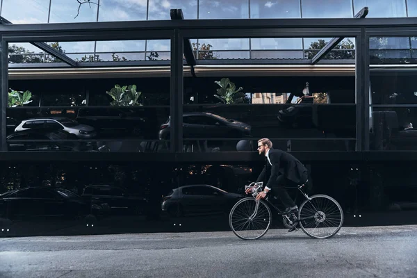 사무실 건물에서 사업가 자전거 — 스톡 사진