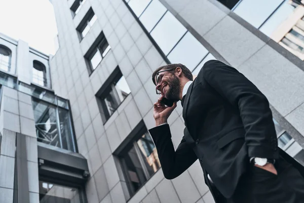 Man Volledige Pak Praten Telefoon Glimlachen Terwijl Permanent Buitenshuis Gebouw — Stockfoto