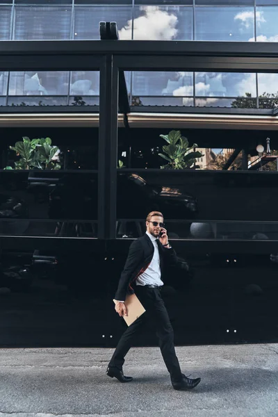 Hombre Negocios Traje Completo Hablando Por Teléfono Móvil Mientras Camina —  Fotos de Stock