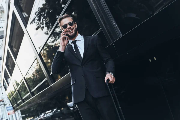 Homem Negócios Feliz Terno Falando Telefone Celular Livre — Fotografia de Stock
