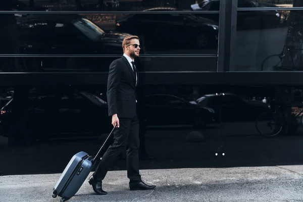 Volledige Lengte Van Zakenman Pak Lopen Straat Met Bagage Van — Stockfoto