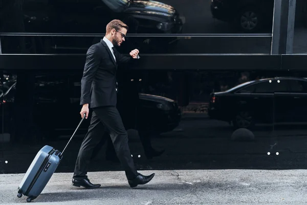 Volledige Lengte Van Jonge Zakenman Pak Bagage Tijdens Het Wandelen — Stockfoto