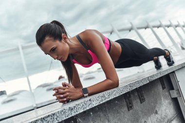 sportif kadın tahta pozisyonu, karın egzersiz tutmak