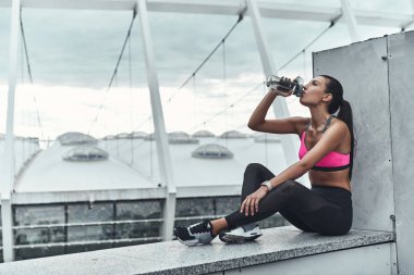 kadın bina ve içme suyu çatısına dinlenme giyim spor 