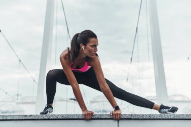 sportif kadın açık havada modern binanın çatısına germe