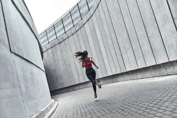 Vista Posterior Mujer Joven Ropa Deportiva Trotando Mientras Hace Ejercicio — Foto de Stock