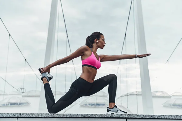Flexible Sportliche Frau Dehnt Sich Freien Auf Dem Dach Eines — Stockfoto