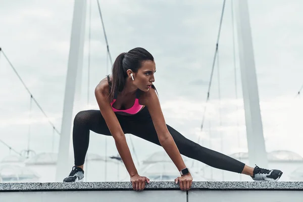 Sportliche Frau Streckt Sich Freien Auf Dem Dach Eines Modernen — Stockfoto