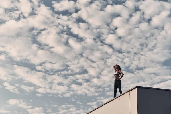 Full Length Muscular Young Woman Sports Clothing Standing Building Roof — Stock Photo, Image