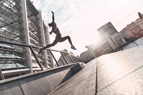 Pełna Długość Sportive Kobieta Lekkoatletycznego Sportowe Odzież Skacząc Balustrady — Zdjęcie stockowe