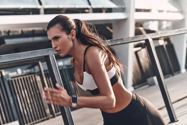 Bela Jovem Caucasiana Roupas Esportivas Correndo Enquanto Exercita Livre — Fotografia de Stock