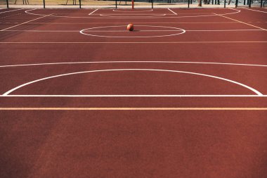 basketbol topu ile Bahçesi Sahası 